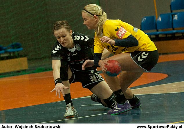 Marta Rosińska (z prawej) do niedawna z powodzeniem rywalizowała na parkietach Superligi. Teraz jest jedną z liderek Korony Handball Kielce
