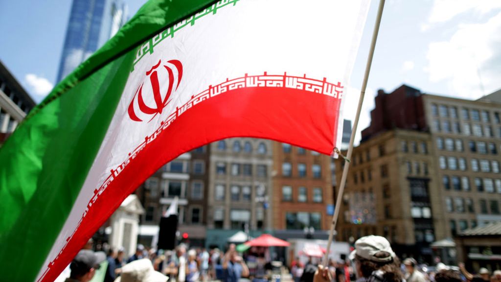 flaga Iranu podczas protestów z 2019 roku