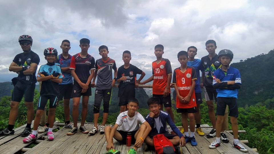 Zdjęcie okładkowe artykułu: Facebook / Ekkapol Chanthawong / Na zdjęciu: Dzikie Dziki i trener na wycieczce rowerowej na początku czerwca
