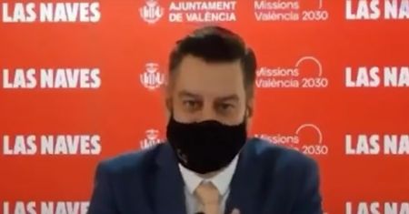 Schował się za maseczką i... To prawdziwy hit! Mają ubaw z ministra