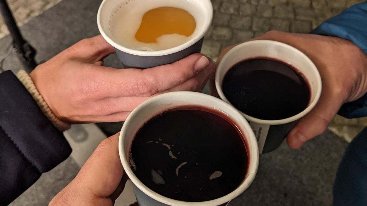 Pijasz, by się rozgrzać? "Absolutnie nie traktujmy go jak lekarstwa"