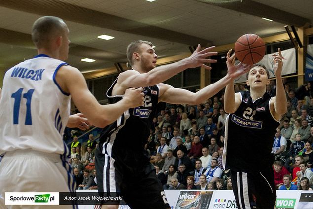 Trojan (w środku) zbiera cenne doświadczenie w WKK