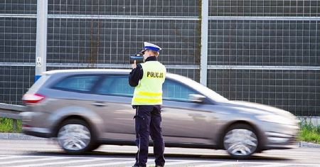 Zmierzyli policyjnym radarem prędkość domu. Wynik to 12 km/h