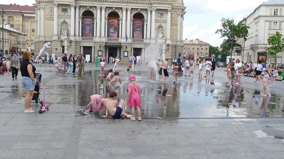 Mieszkańcy Lwowa mimo wojny starają się żyć normalnie