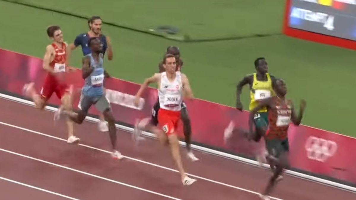 Patryk Dobek na finiszu biegu na 800 m na igrzyskach olimpijskich w Tokio