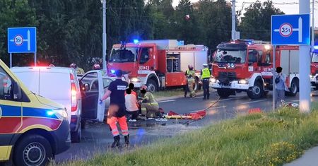 Groźny wypadek na ul. Jana Pawła II. Kierowca toyoty jechał pod prąd i doprowadził do czołówki z mercedesem