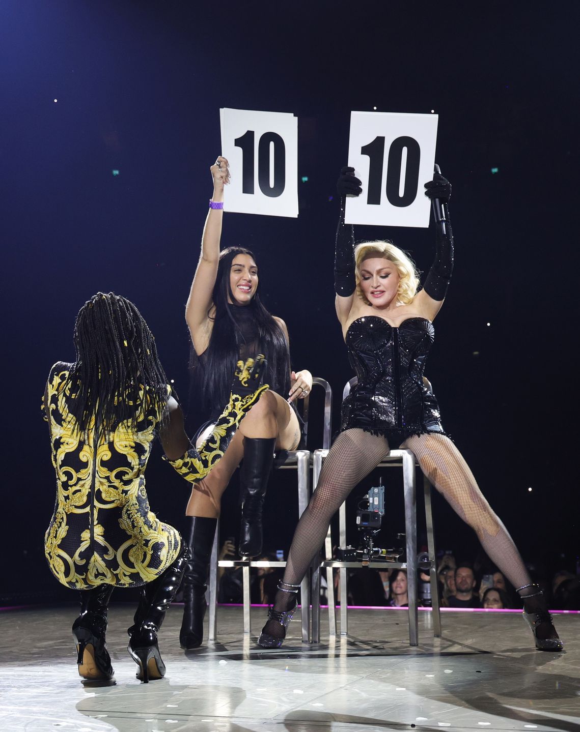 Madonna z córkami na scenie