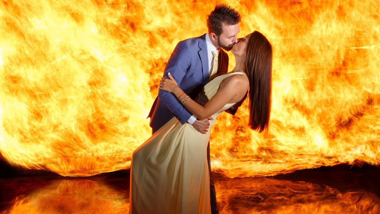 Ognie, wybuchy i całująca się para. To zdjęcie to naprawdę jedno ujęcie!