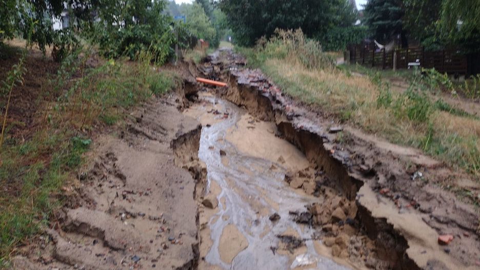 W wielkopolskich Dominicach ulewny deszcz zmył drogę i zalał wiele posesji. Trwa liczenie strat