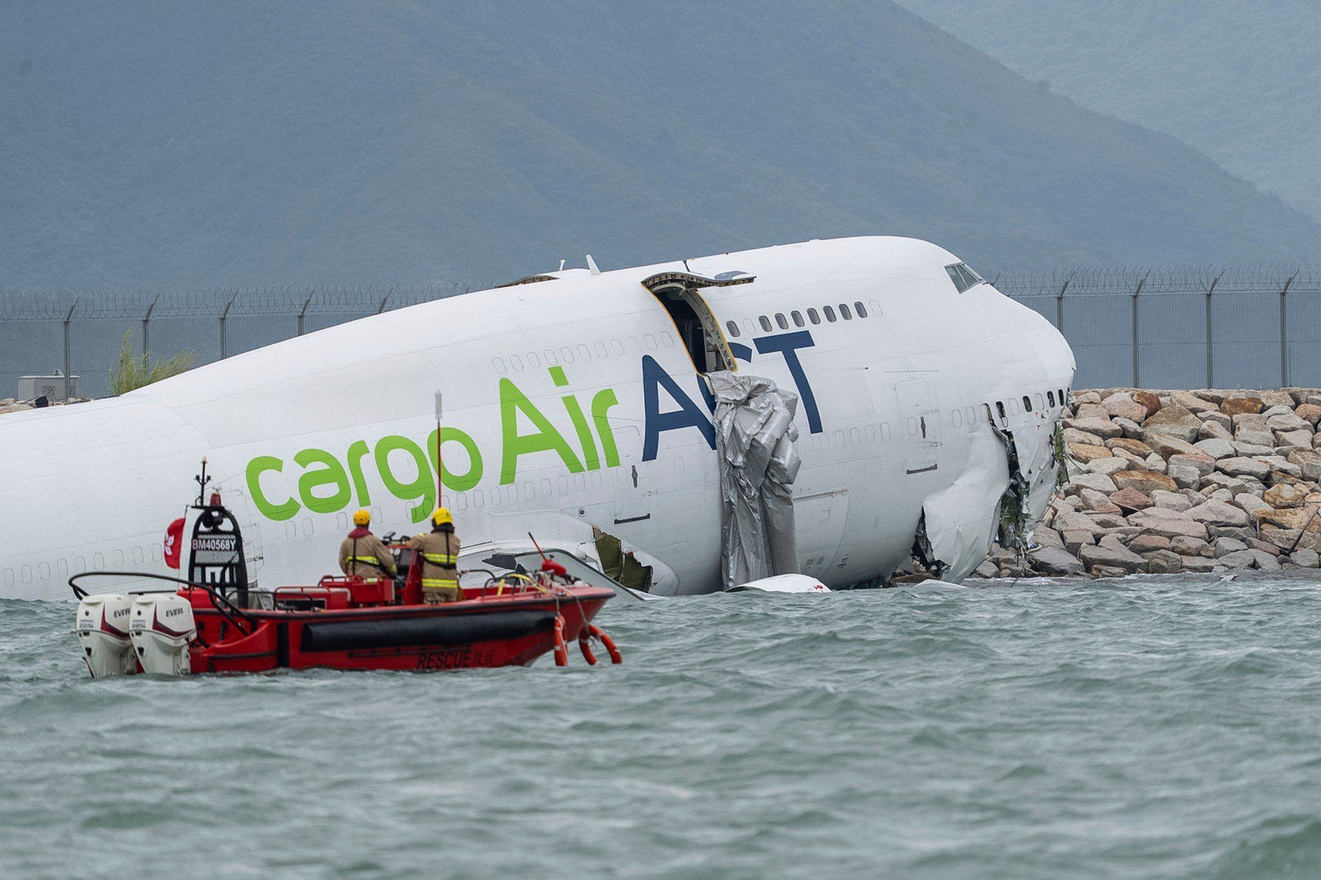 Samolot transportowy wpad? do morza w Hongkongu