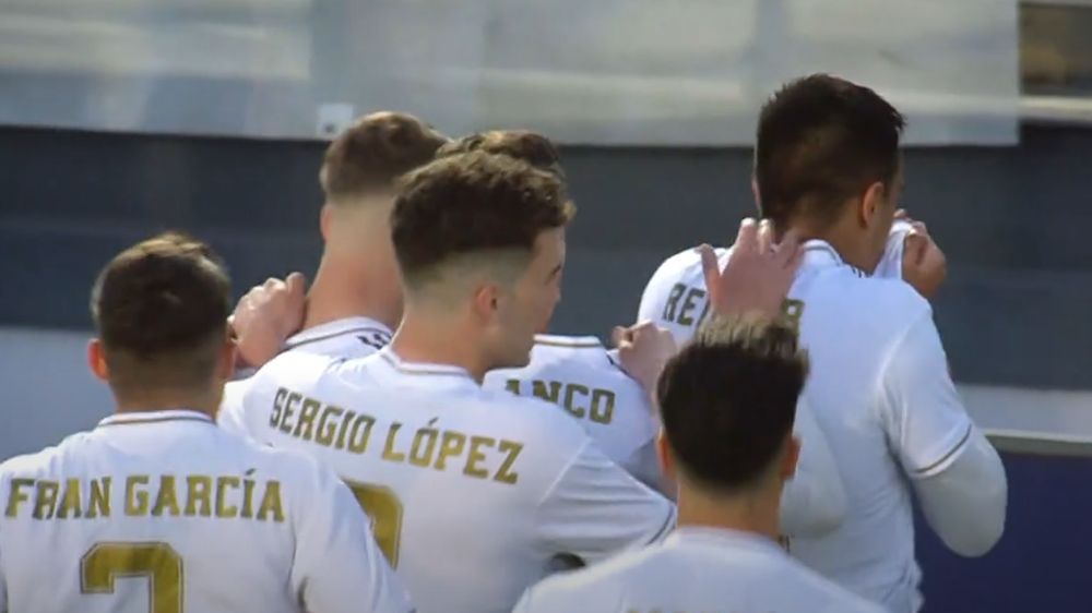 Reinier Jesus całuje herb Realu po golu w meczu rezerw z Coruxo FC