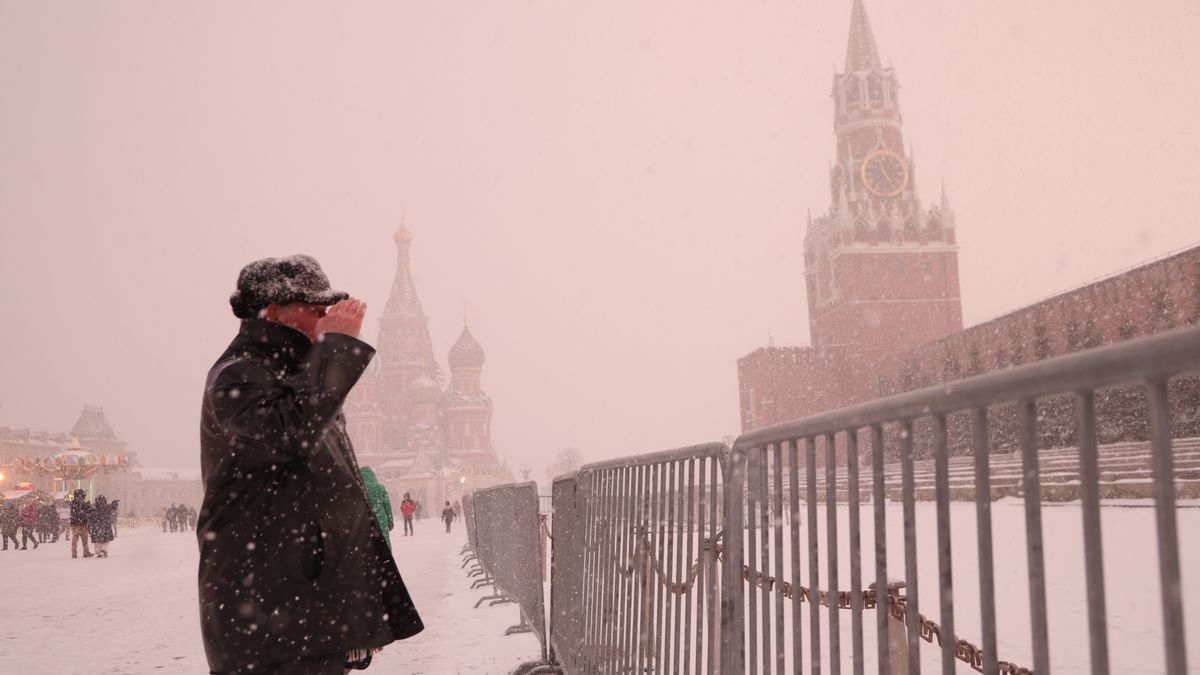 MOSCOW, RUSSIA - FEBRUARY 6: (RUSSIA OUT) A Russian elderly man salute while walking along the Red Square near the Kremlin during a heavy snowfall, on February 6, 2024, in Moscow, Russia. The 2024 Presidential Election in Russia is planned in March. (Photo by Contributor/Getty Images)
