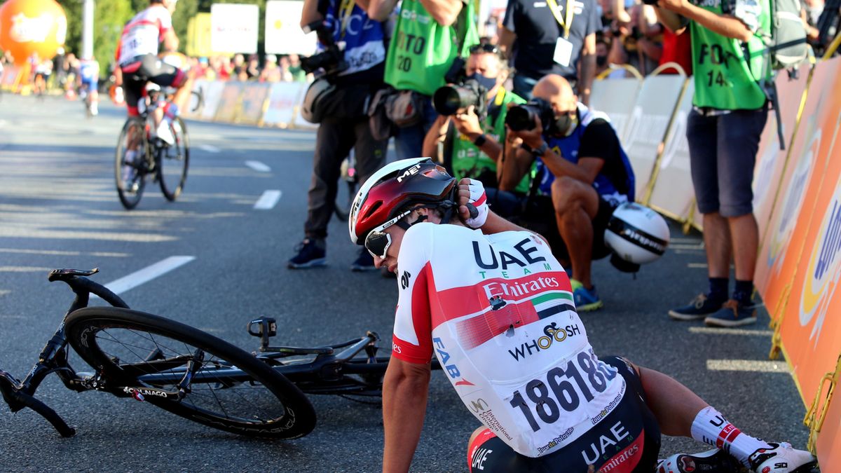 PAP / Andrzej Grygiel / Kraksa na mecie 1. etapu wyścigu kolarskiego 77. Tour de Pologne