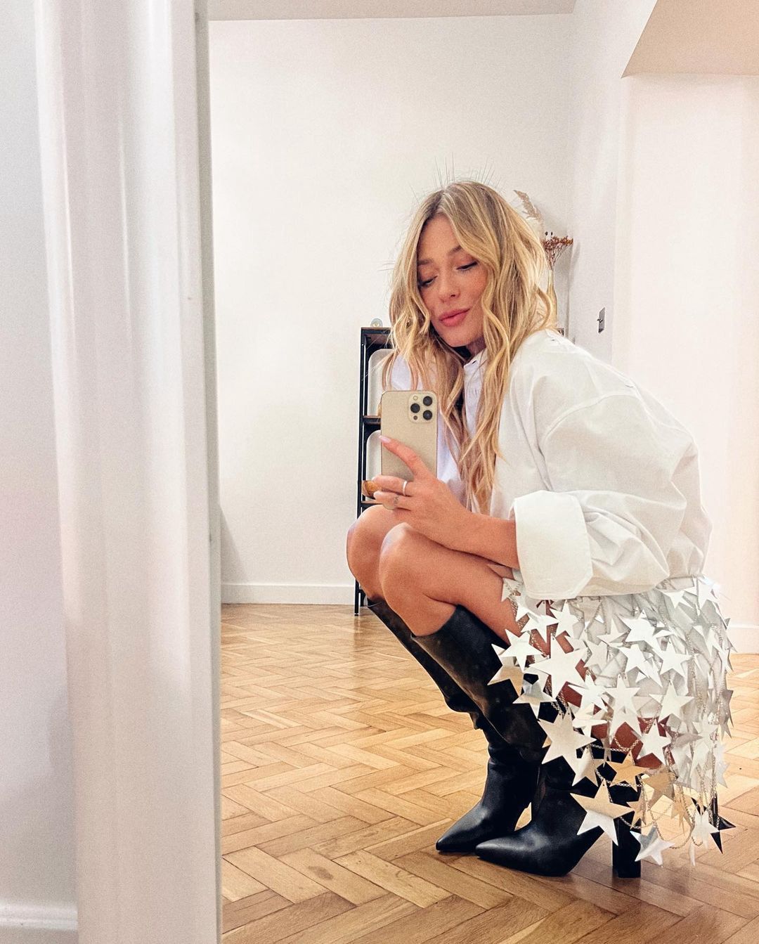 Marcelina Zawadzka w odważnej spódnicy 
Instagram/marcelina_zawadzka