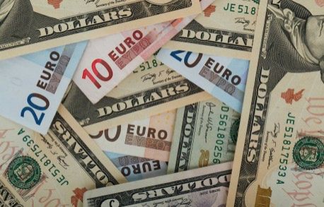 Euro deklasuje dolara. Wspólna waluta najmocniejsza od 3 lat