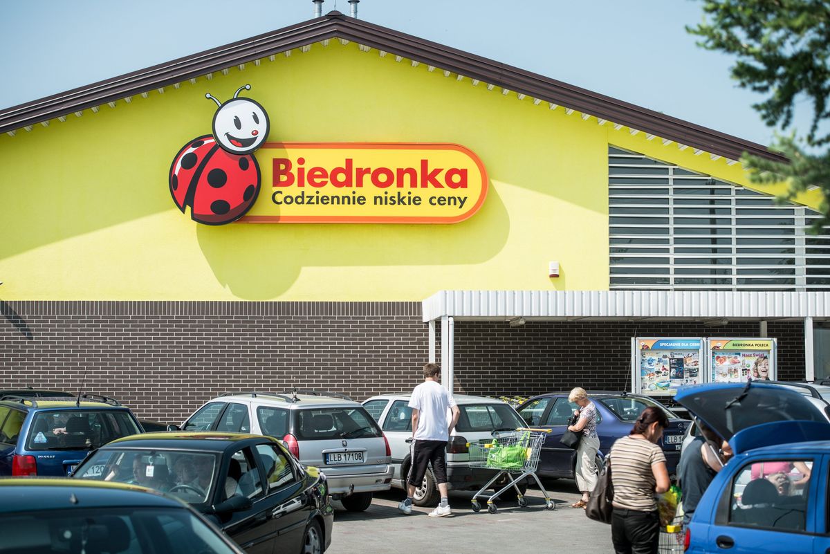 Zarobki w Biedronce w górę, ale i tak początkujący kasjer więcej zarobi w Lidlu