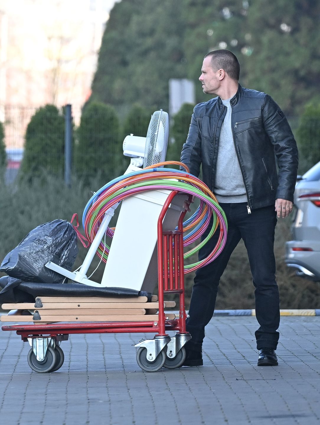 Marcin Hakiel wywozi meble ze swojej szkoły tańca
