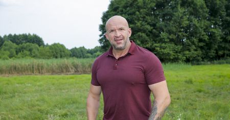 Tomasz Oświeciński kiedyś tak nie wyglądał. Na zdjęciu jest nie do poznania