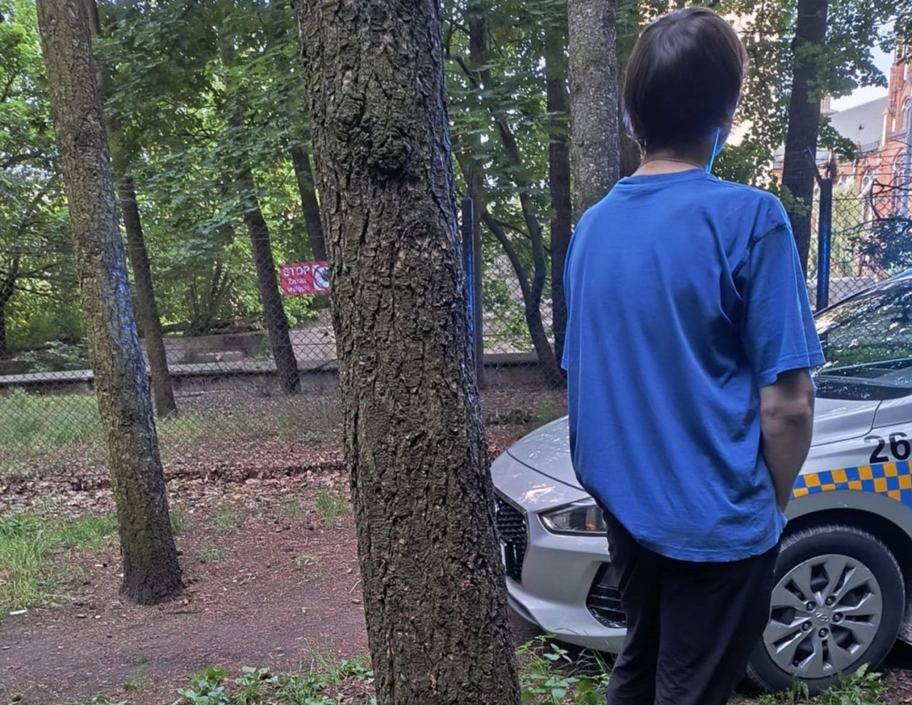 Incydent w parku Praskim. Rozebrał się przy wybiegu dla niedźwiedzi