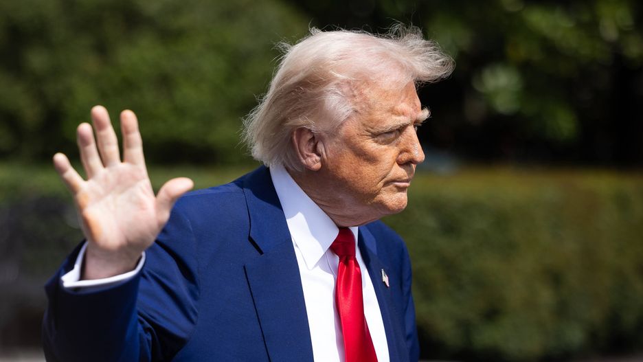 US President Donald Trump departs the White House
epa12008082 US President Donald Trump gestures as he departs the White House, in Washington, DC, USA, 03 April 2025.  EPA/FRANCIS CHUNG / POOL 
Dostawca: PAP/EPA.
FRANCIS CHUNG / POOL
White House, tie, president