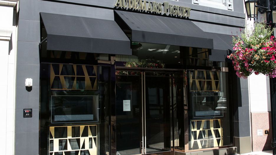 reporter9_bazaBEVERLY HILLS, LOS ANGELES, CALIFORNIA, USA - MARCH 21: Audemars Piguet Boutique Beverly Hills store, temporarily closed due to the coronavirus, two days after the 'Safer at Home' order issued by both Los Angeles Mayor Eric Garcetti at the county level and California Governor Gavin Newsom at the state level on Thursday, March 19, 2020 which will stay in effect until at least April 19, 2020 amid the Coronavirus COVID-19 pandemic, March 21, 2020 in Beverly Hills, Los Angeles, California, United States.ImagePressAgency/face to face