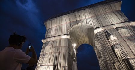 Francja. O co chodzi z Łukiem Triumfalnym opakowanym w plastik?