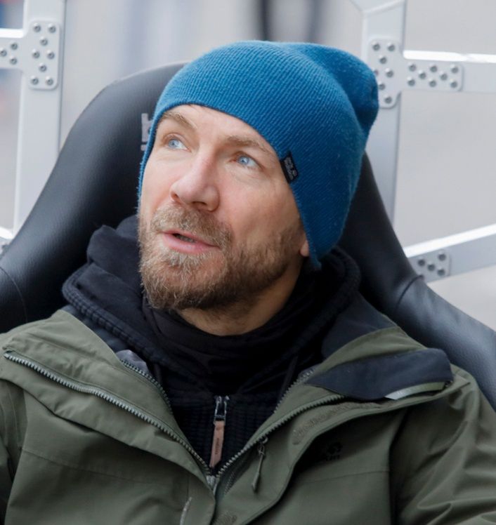 Przemysław Kossakowski pod studiem "Dzień Dobry TVN"