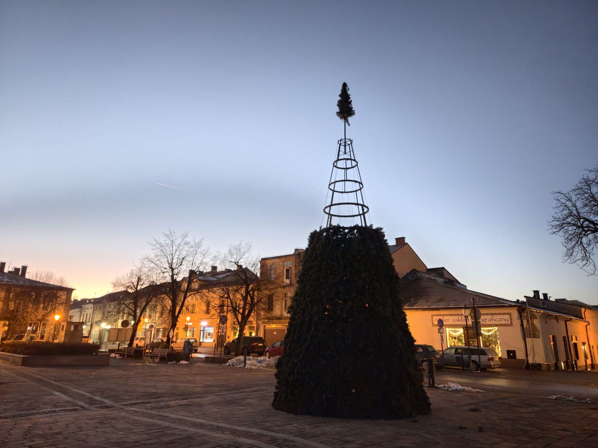 Coraz bliżej święta. Na rynku w Olkuszu trwa montaż choinki