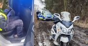 Bełchatów: Ścigany motocyklista ugrzązł w błocie. Został zatrzymany przez policjantki