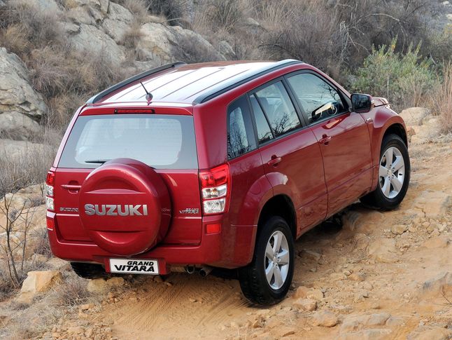 Suzuki Grand Vitara ma reduktor, co czyni z niego samochód terenowy