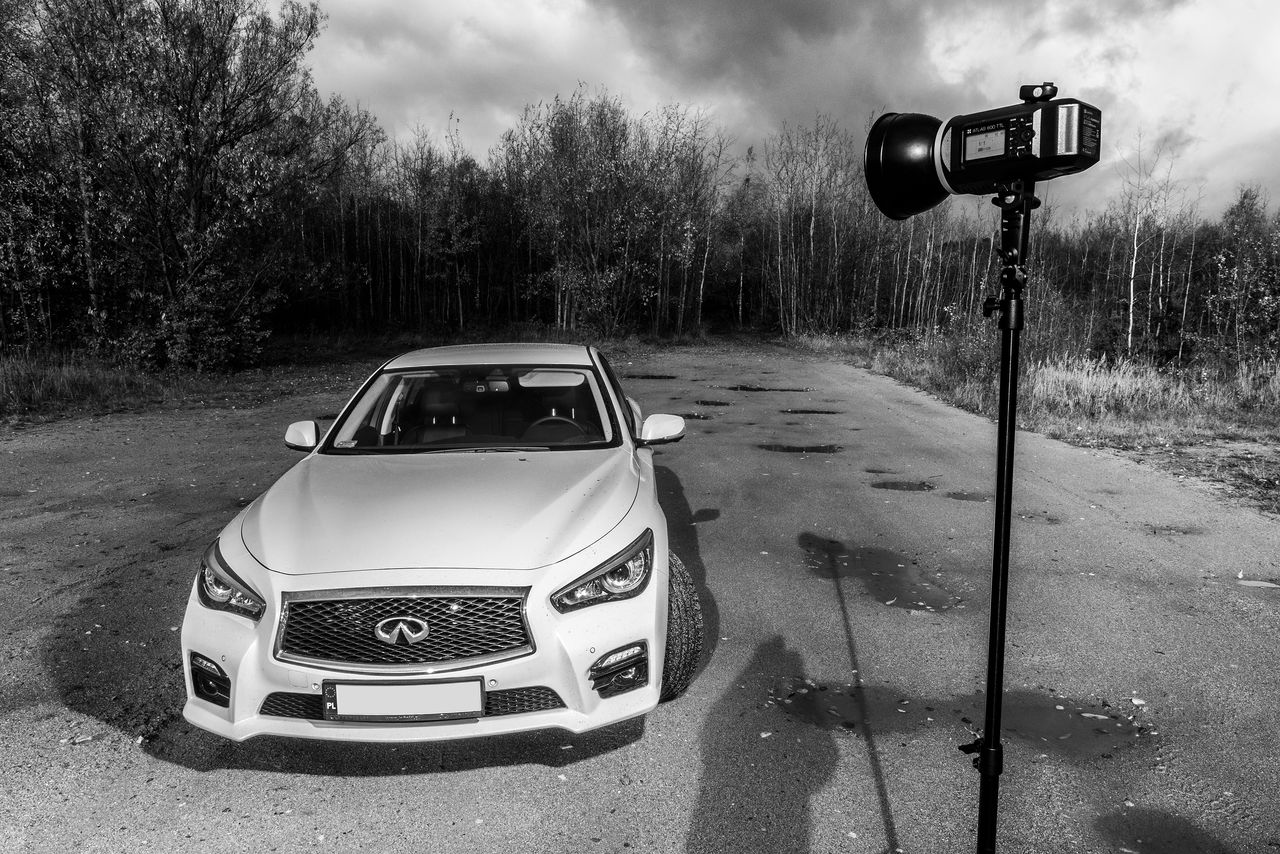 Podczas fotografowania Infiniti Q50 wykorzystywałem całą moc Atlasa ustawiając ją około 2 metrów od samochodu. Parametry ekspozycji to 1/320s, f/10-13, ISO 200.