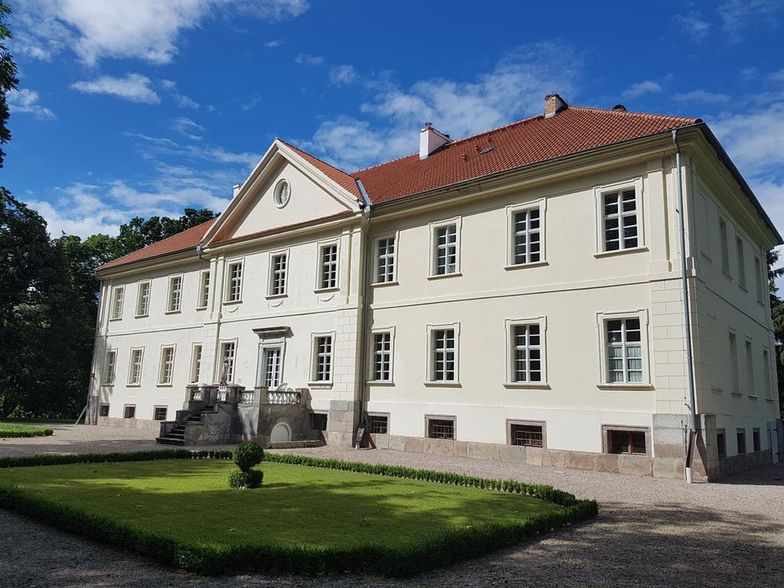 Pałac w Nakomiadach - dziś działa tu pensjonat i manufaktura ceramiki