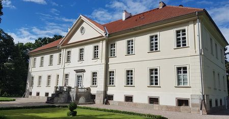Pałac w cenie mieszkania w Warszawie. Kto ma wolne kilkanaście milionów, może kupić zamek krzyżacki