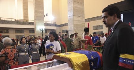 Zabalsamowany Hugo Chavez spocznie w kryształowej trumnie