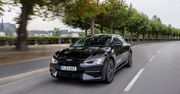 Kia EV6 już dosłownie wjeżdża do Polski. Na tle konkurencji pokazuje, co potrafi