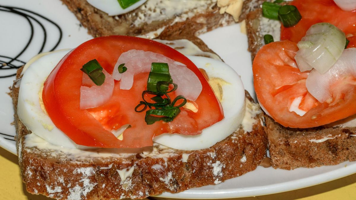 Likopen to naturalny związek chemiczny z grupy karotenoidów, który nadaje pomidorom ich charakterystyczny czerwony kolor