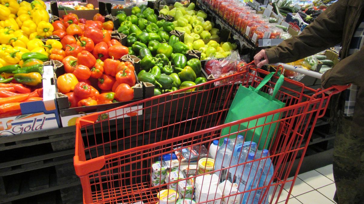 Stock Marek Bazak
PHOTO: ZOFIA I MAREK BAZAK / EAST NEWS   Warszawa N/z zakupy w hipermarkecie Carrefour, stoisko z warzywami, klient z wozkiem i wybranymi artykulami spozywczymi
ZOFIA BAZAK