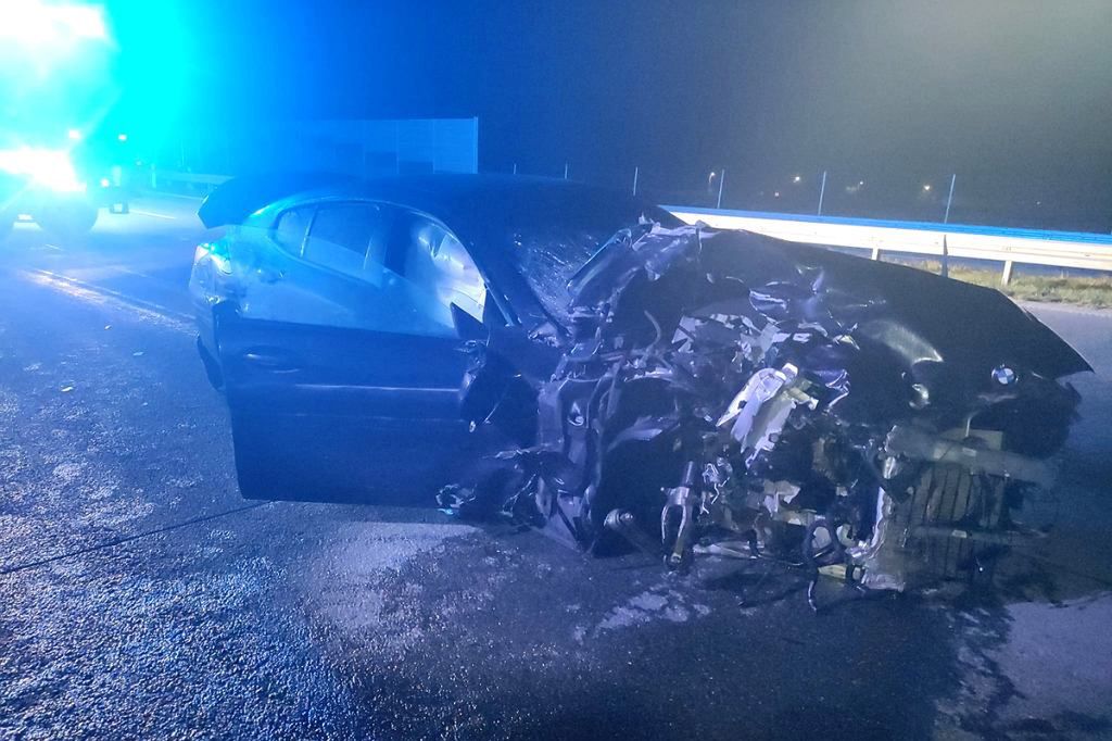 Rozbite BMW po wypadku na autostradzie A1 