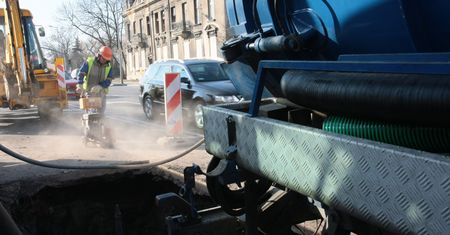 Wodociągowcy wpuszczają dym w kanały. Zła wiadomość dla kombinatorów