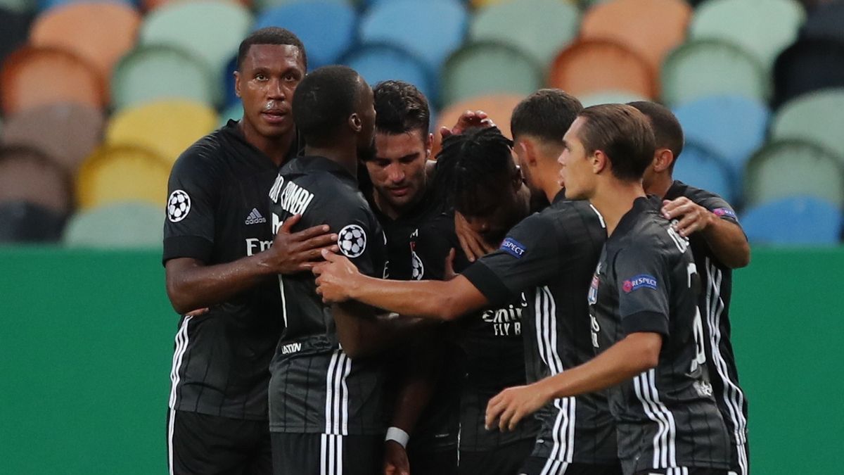 PAP/EPA / Miguel A. Lopes / Na zdjęciu: radość piłkarzy Olympique Lyon