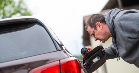 "Cenowe tąpnięcie na stacjach". Litr benzyny wreszcie poniżej 7 zł