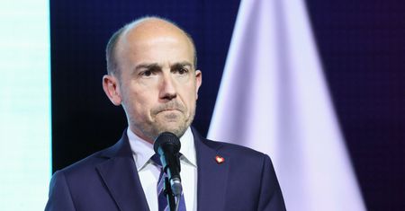 Chcą się pozbyć Budki z rządu? "Stawia na znajomych"