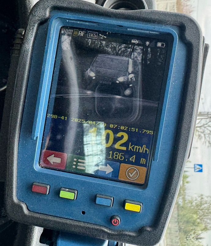 Rażące przekroczenie prędkości o 127 km/h! Policjanci zatrzymali dwóch piratów drogowych