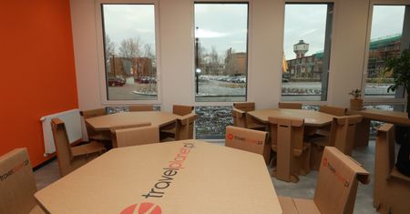 Zaskakujący pomysł wrocławskiej uczelni. Studenci mają stoły i krzesła z kartonu