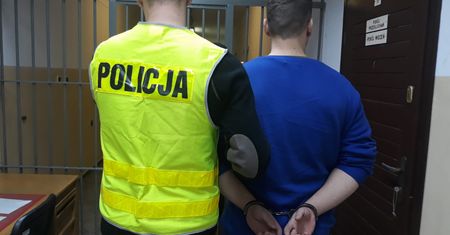 Policja zatrzymała sprawców obrzucenia pomnika Jana Pawła II jajami – VIDEO