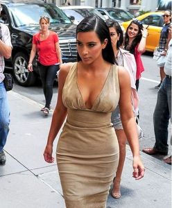 Kim Kardashian podkreśla krągłości w obcisłej sukni