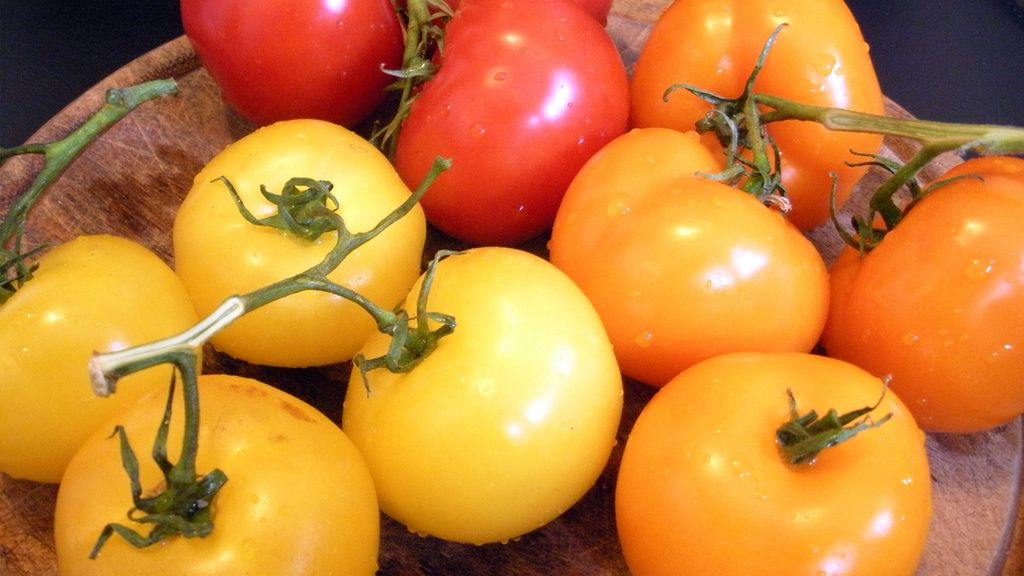 Surowe pomarańczowe pomidory