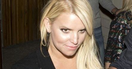 "Różowe lata siedemdziesiąte": Jessica Simpson nareszcie bez kompleksów