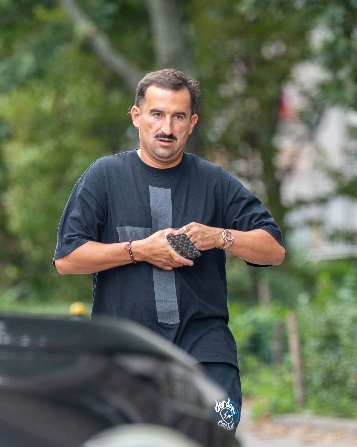 Michał Koterski sfotografowany z Marcelą Leszczak i synem