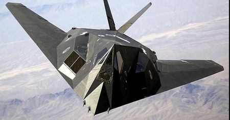 Legendarny F-117 Nighthawk znów w powietrzu. Nagrano przelot dwóch maszyn nad bazą Miramar